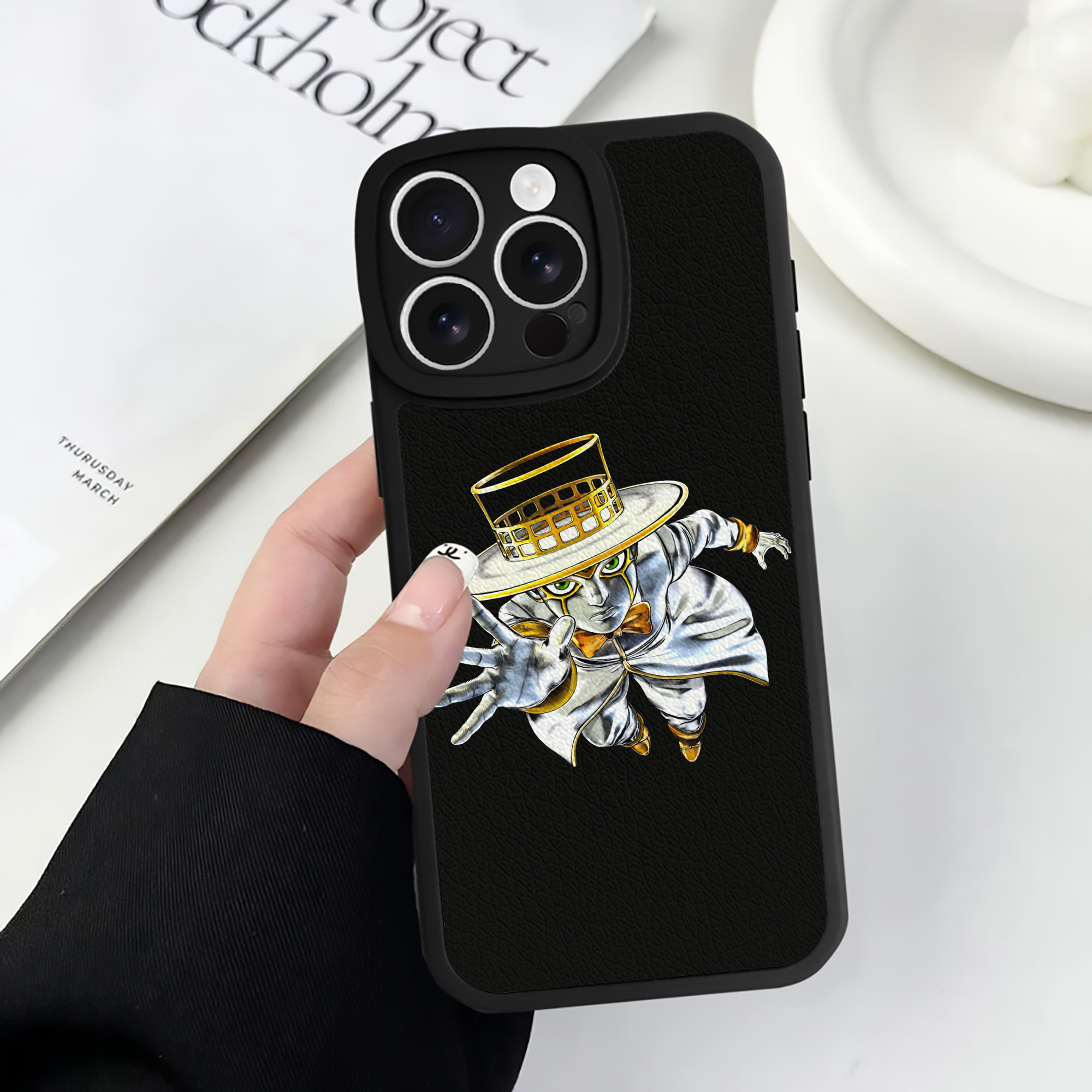 （画像用） ジョジョの奇妙な冒険 岸辺 露伴（きしべ ろはん） JoJo's Bizarre Adventure Rohan Kishibe 【iPhone 16シリーズ対応】シリコンスマホケース（レザー調） 材質：シリコン